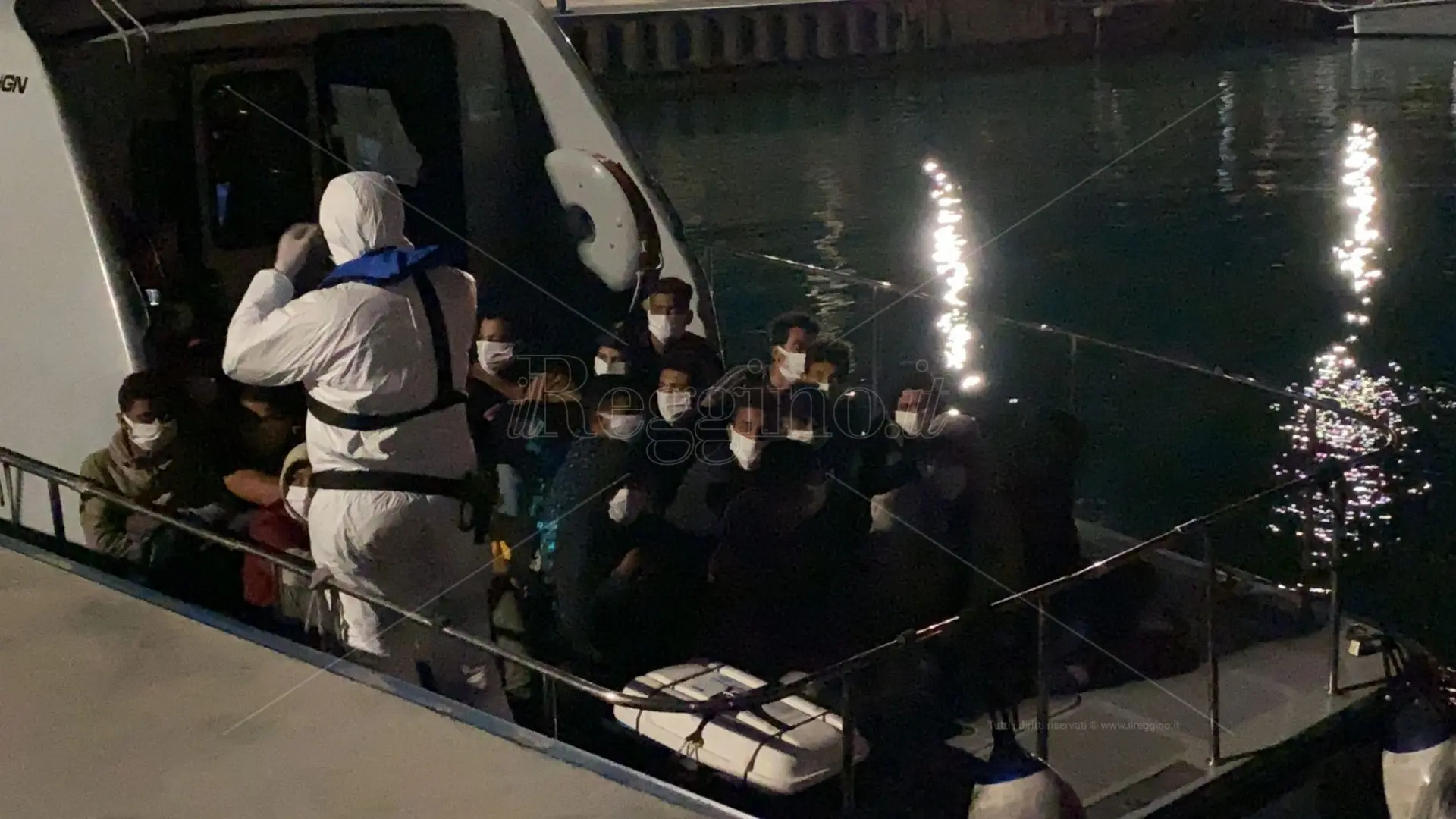 Roccella Jonica, nella notte soccorsi una trentina di migranti bangladesi