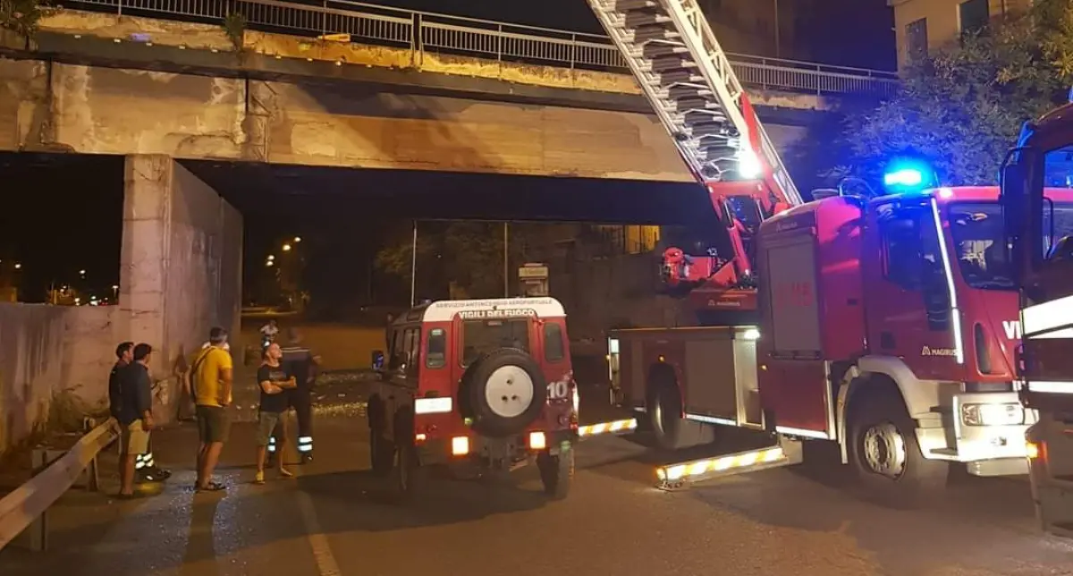 Reggio, cadono calcinacci dal ponte Sant'Anna: verifiche in corso e traffico deviato