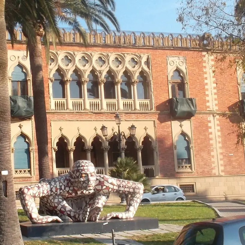 Statue Rabarama Reggio: i cittadini annunciano una fondazione, il Comune apre all’Art Bonus e agli accordi con l’artista