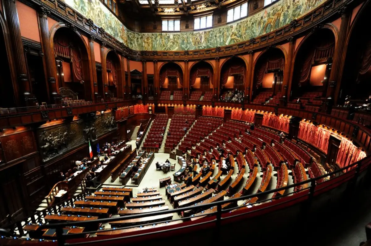 Stakanovisti o pigri? Ecco la classifica dei parlamentari calabresi tra aule vuote e “zero tituli”