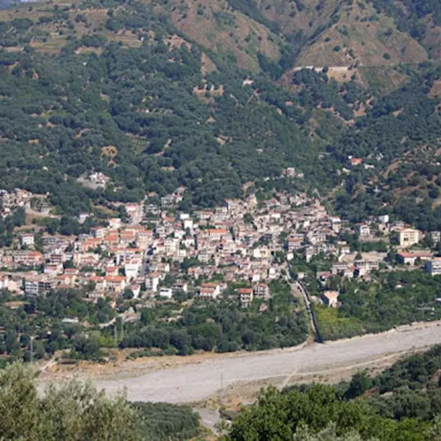 Bagaladi, uomo muore cadendo in un burrone