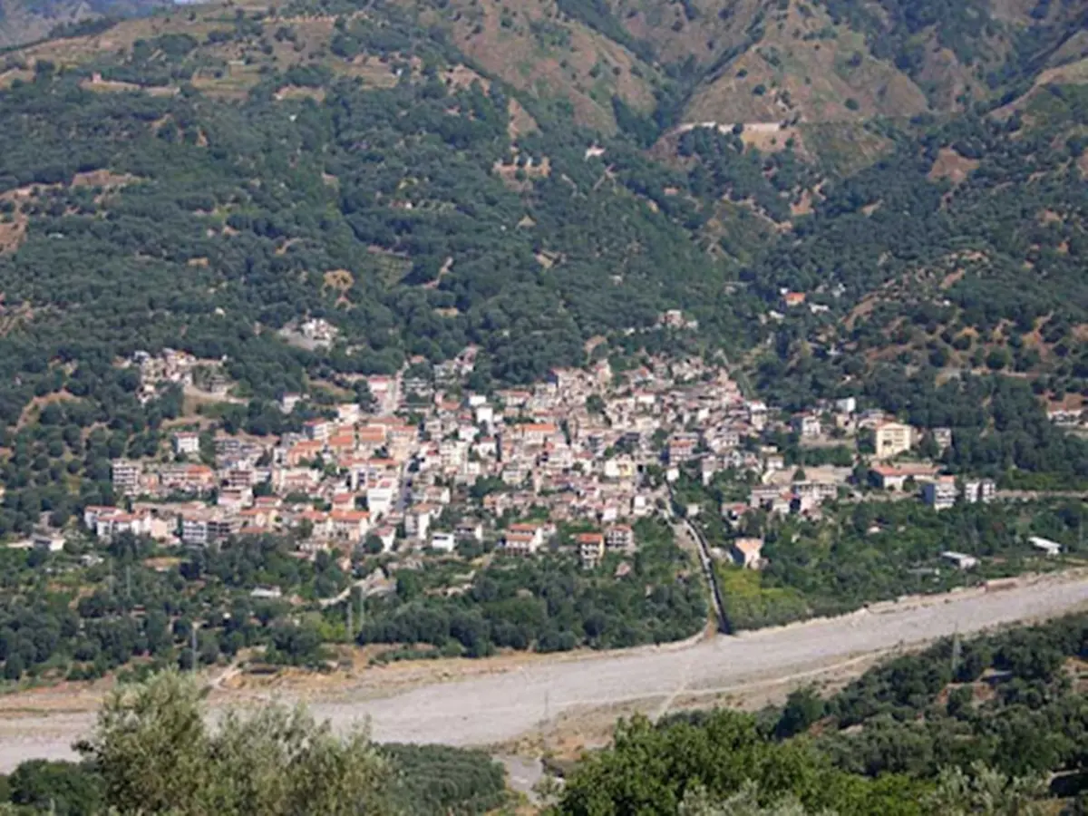 Bagaladi, uomo muore cadendo in un burrone