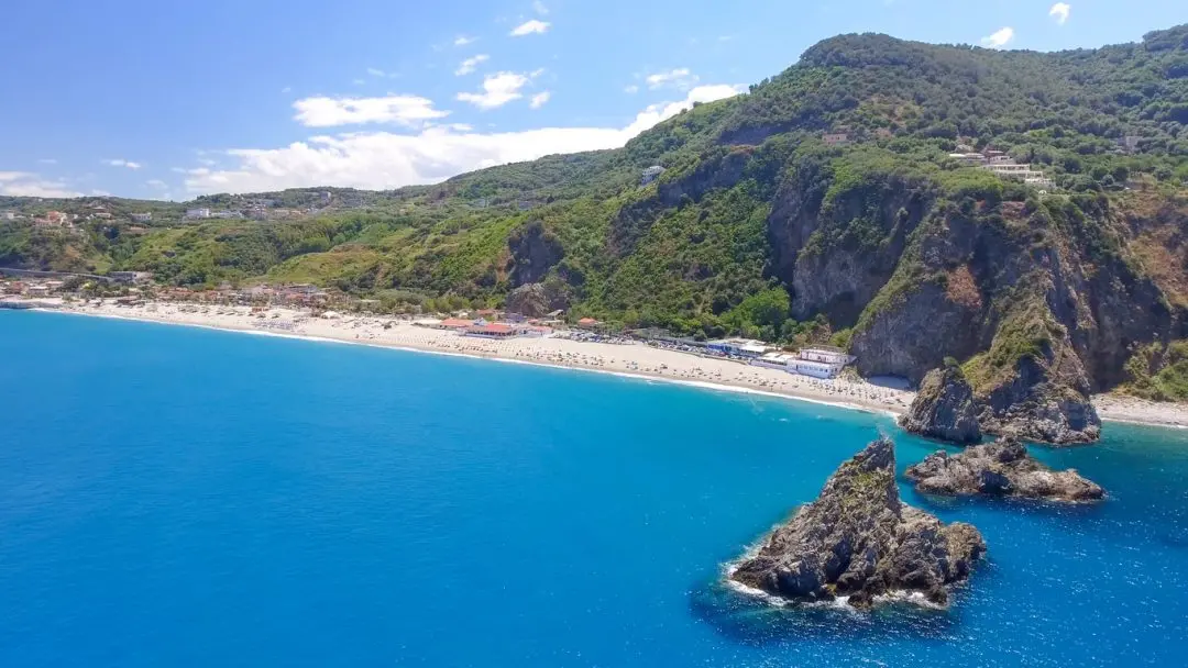 Report spiagge 2023, Legambiente mappa per la prima volta gli eventi meteo estremi nei comuni costieri