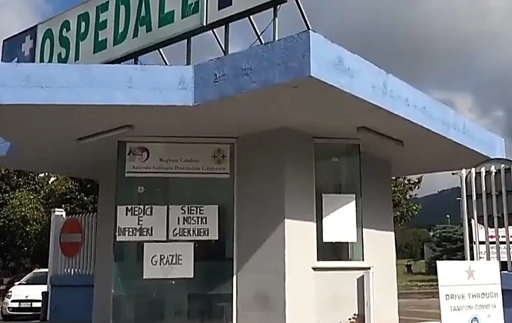 Lamezia, la visita prenotata dopo dieci mesi e saltata per il medico in pensione: ne parliamo a Dentro la notizia