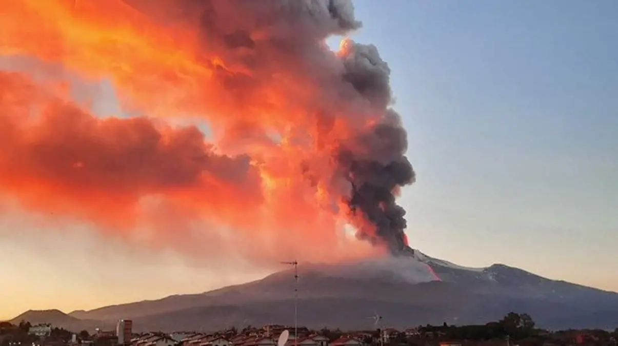 Nube vulcanica dall'Etna, sospesi i voli da e per Catania