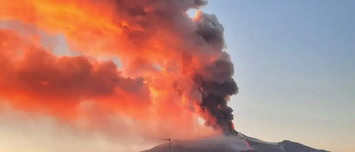 Nube vulcanica dall'Etna, sospesi i voli da e per Catania