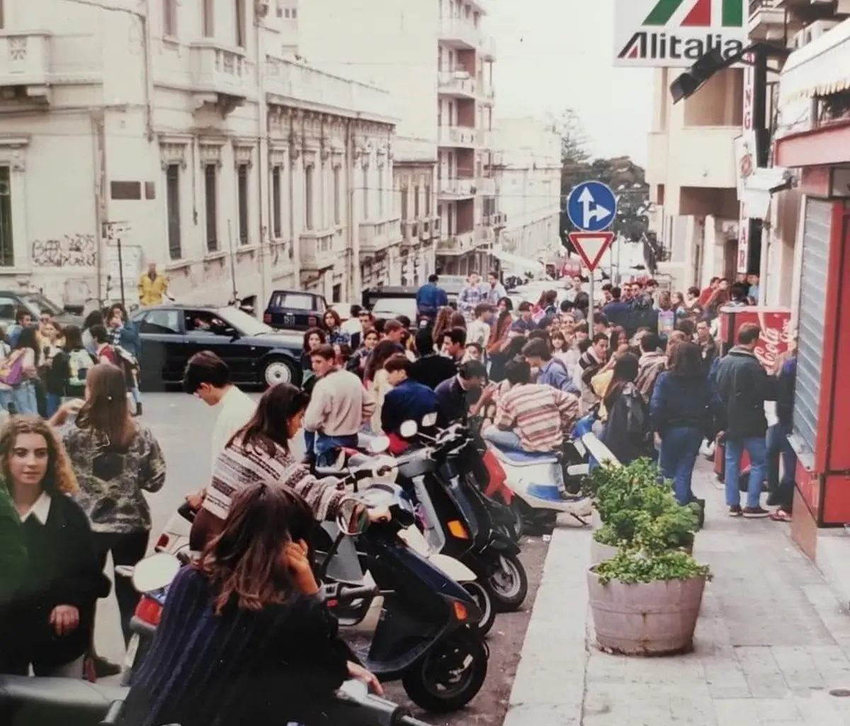 Una foto, i motorini e la gioia di vivere. Cosa resterà di quei favolosi anni '90?