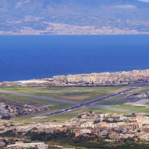 Luglio da record per l’aeroporto dello Stretto: oltre 94 mila passeggeri, ma lo scalo resta appeso ai tagli di ITA