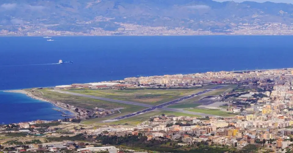 Luglio da record per l’aeroporto dello Stretto: oltre 94 mila passeggeri, ma lo scalo resta appeso ai tagli di ITA