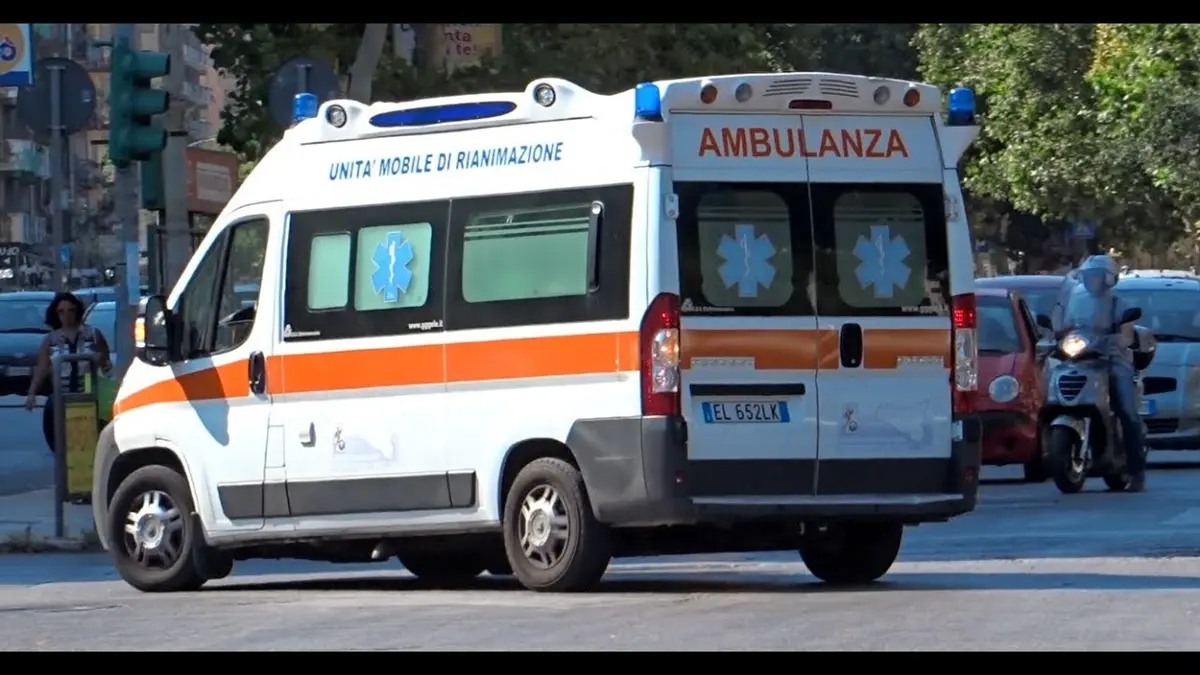 Vibo, ambulanza della Misericordia si ribalta ed esce fuori strada: cinque feriti