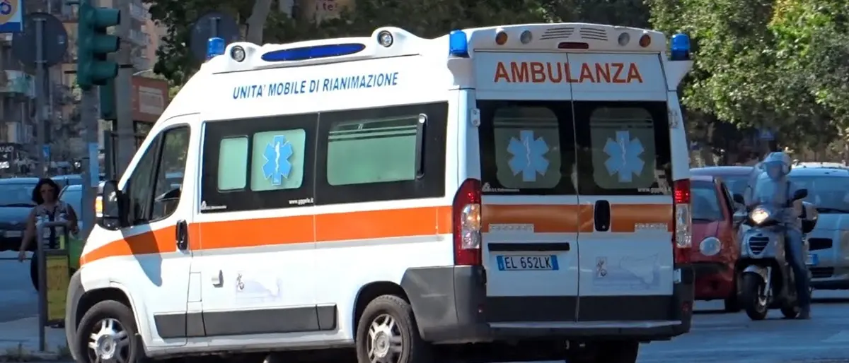 Corigliano Rossano, bimba di 4 anni cade dal secondo piano di un palazzo: resta illesa