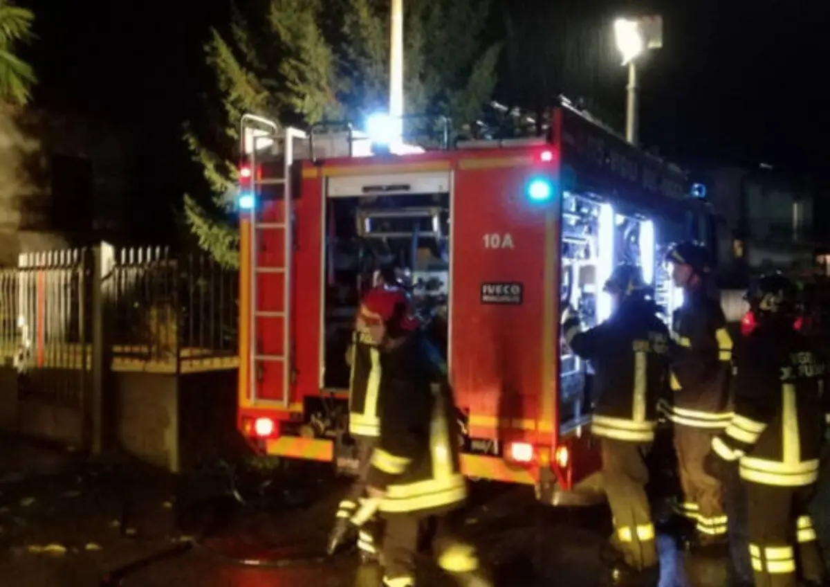 Reggio, in fiamme un appartamento in zona viale Aldo Moro e un'auto ad Archi