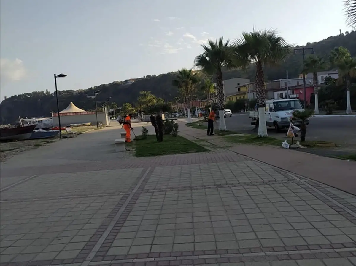Palmi, operai e volontari a lavoro per ripulire la città