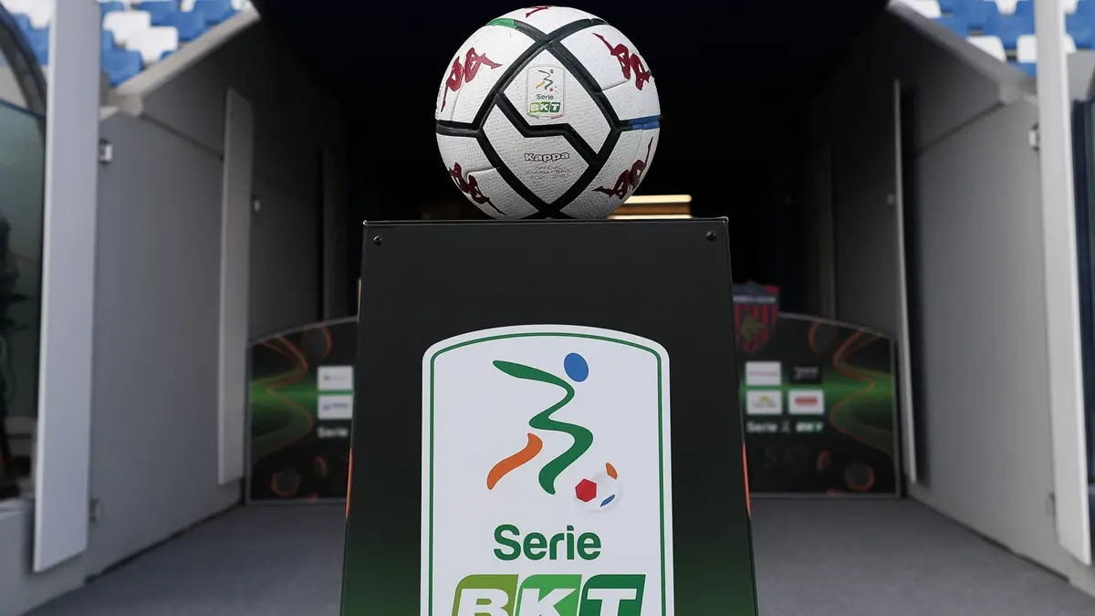 Foto Emmanuele Ciancaglini/LaPresse 20 Marzo 2021 Reggio Emilia, Italia sport calcio Reggiana vs Cosenza - Campionato di calcio Serie BKT 2020/2021 - Stadio Mapei Citt\\u00E0 del Tricolore Nella foto: Un dettaglio del pallone ufficiale della Serie B Photo Emmanuele Ciancaglini/LaPresse March 20, 2021 Reggio Emilia, Italy sport soccer Reggiana vs Cosenza - Italian Football Championship League BKT 2020/2021 - Mapei Citt\\u00E0 del Tricolore stadium. In the pic: detailed view of the Serie B match ball , LAPRESSE