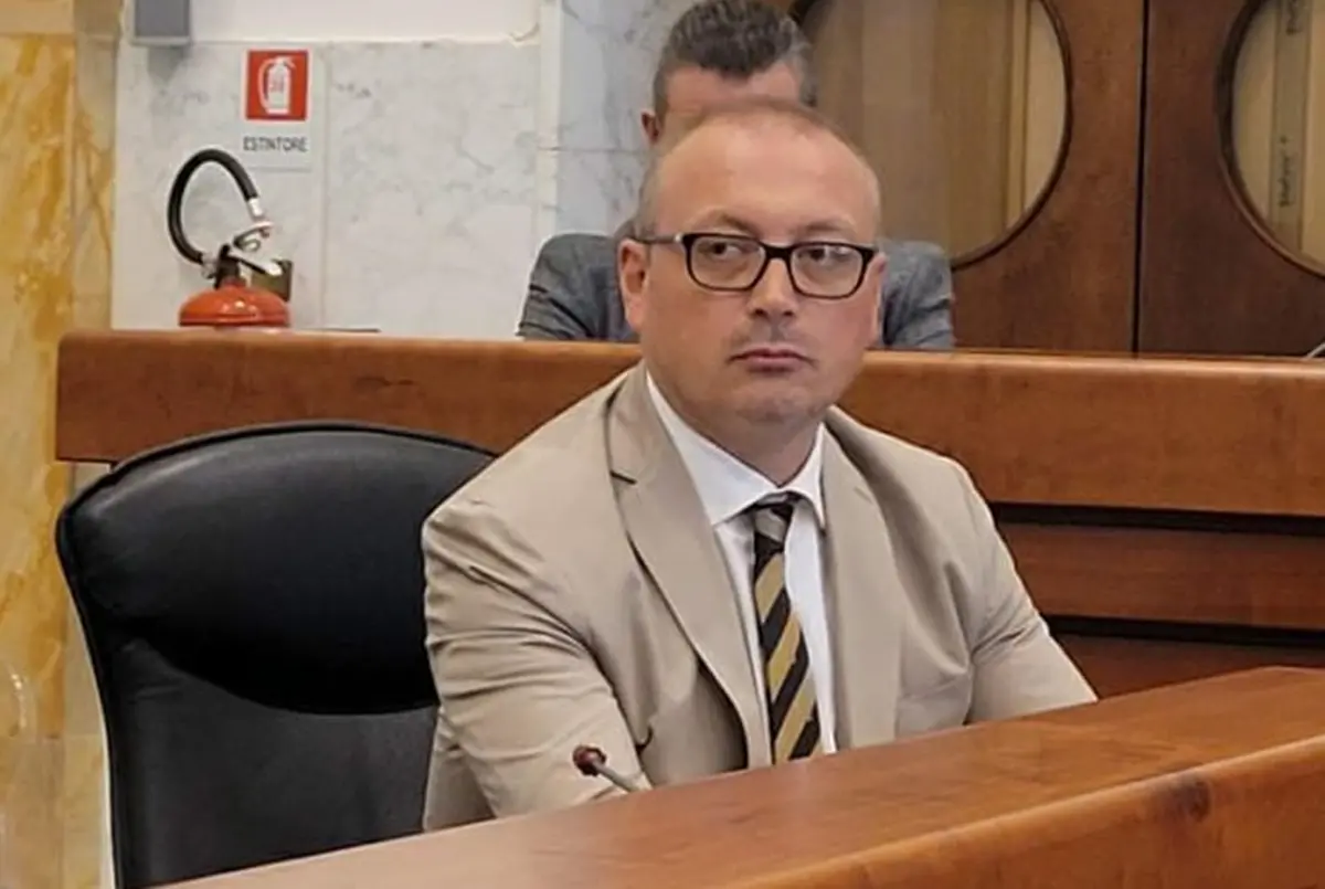 LA REPLICA - Gazebo a Reggio, Versace: «Nessun dissidio che riguarda la vicenda»