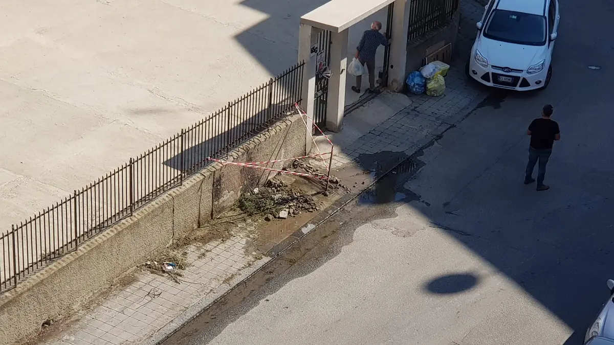 Reggio, rione Gebbione: rubinetti delle case asciutti mentre l'acqua si disperde per strada