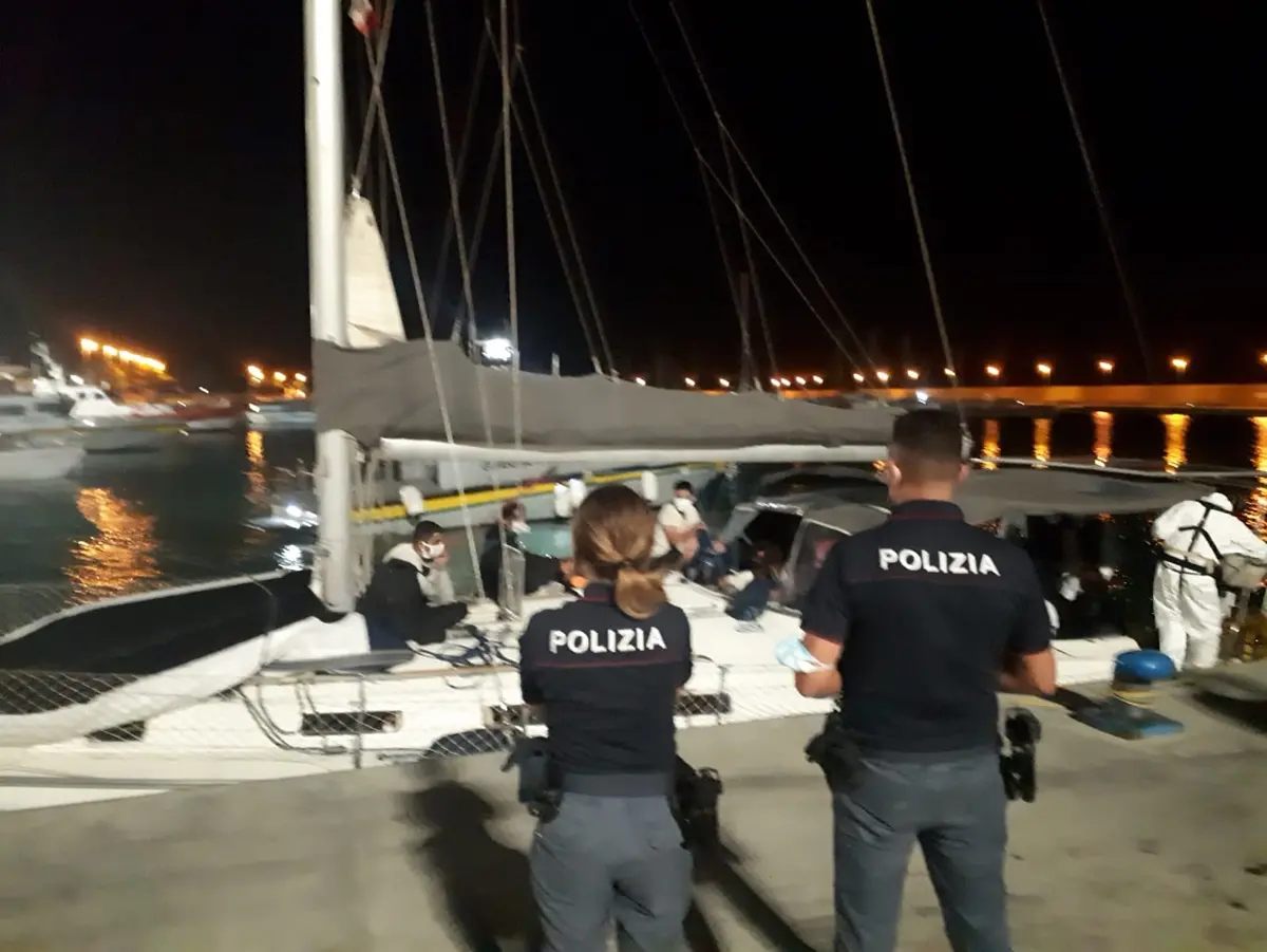 Migranti, a Roccella il terzo sbarco in meno di dieci ore