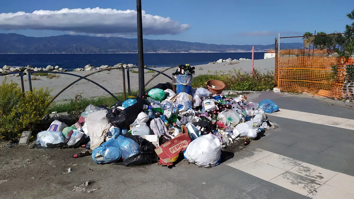 Reggio, ancora rifiuti e degrado per la piazzetta Capannina - Omeca