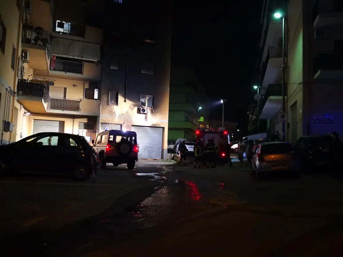 Reggio, l'allarme dei residenti per lo svincolo di Ravagnese: «Buio totale sulla rampa di Saracinello»