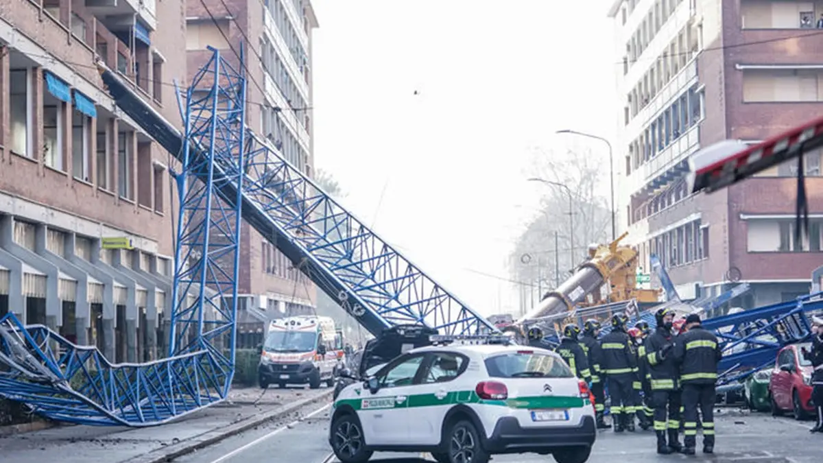 Crollo di una gru in via Genova, un morto tra gli operai, 18 dicembre 2021. ANSA/JESSICA PASQUALON , ANSA