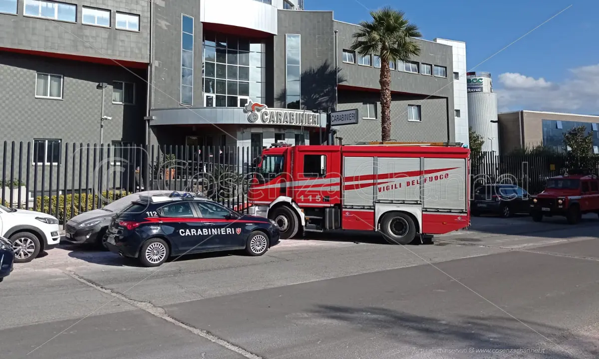 Un uomo si dà fuoco davanti alla caserma dei Carabinieri di Rende