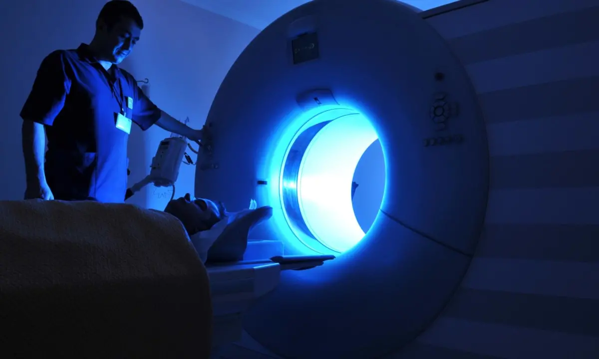 Aspetta sette mesi per una risonanza\u00A0 alla schiena ma la visita è a pagamento:\u00A0«Sono quasi bloccato, non riesco più ad alzarmi dal letto»\n