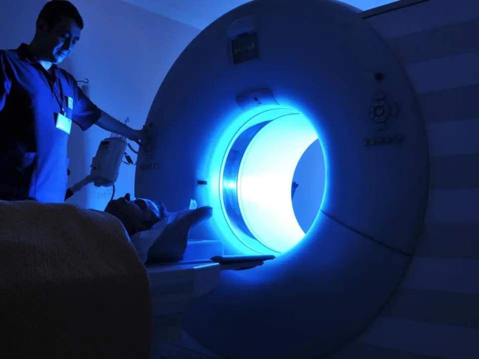 Aspetta sette mesi per una risonanza alla schiena ma la visita è a pagamento: «Sono quasi bloccato, non riesco più ad alzarmi dal letto»