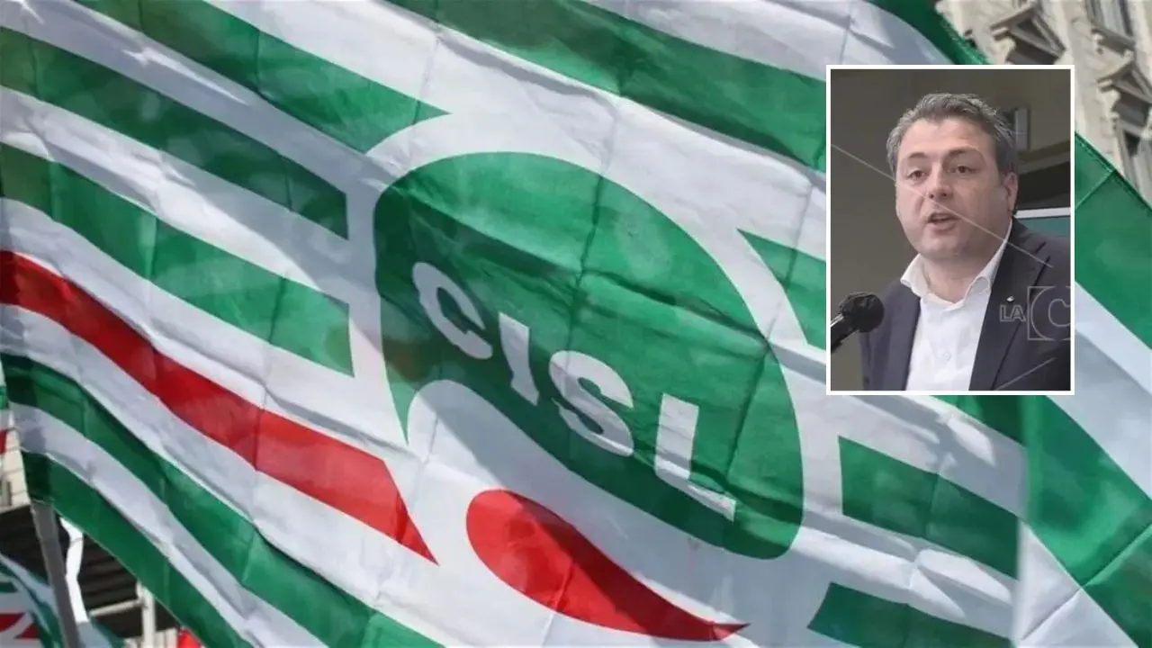 Bandiere della Cisl, nel riquadro il segretario regionale Giuseppe Lavia