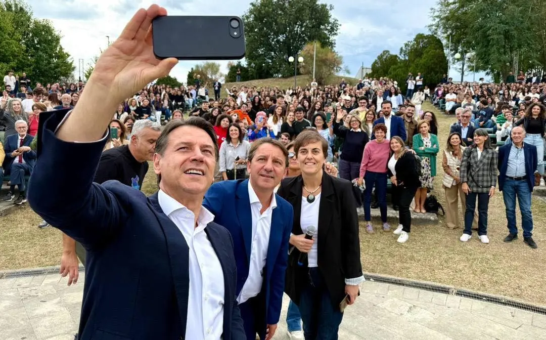 Conte e Tridico all’Unical per Gaza. Un selfie con gli studenti inviato alla Flottilla