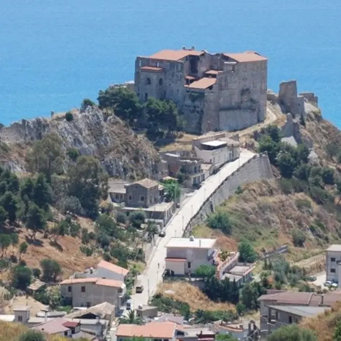 Crisi energetica, “Roccella Bene Comune”: «Spegnere l’illuminazione del Castello»