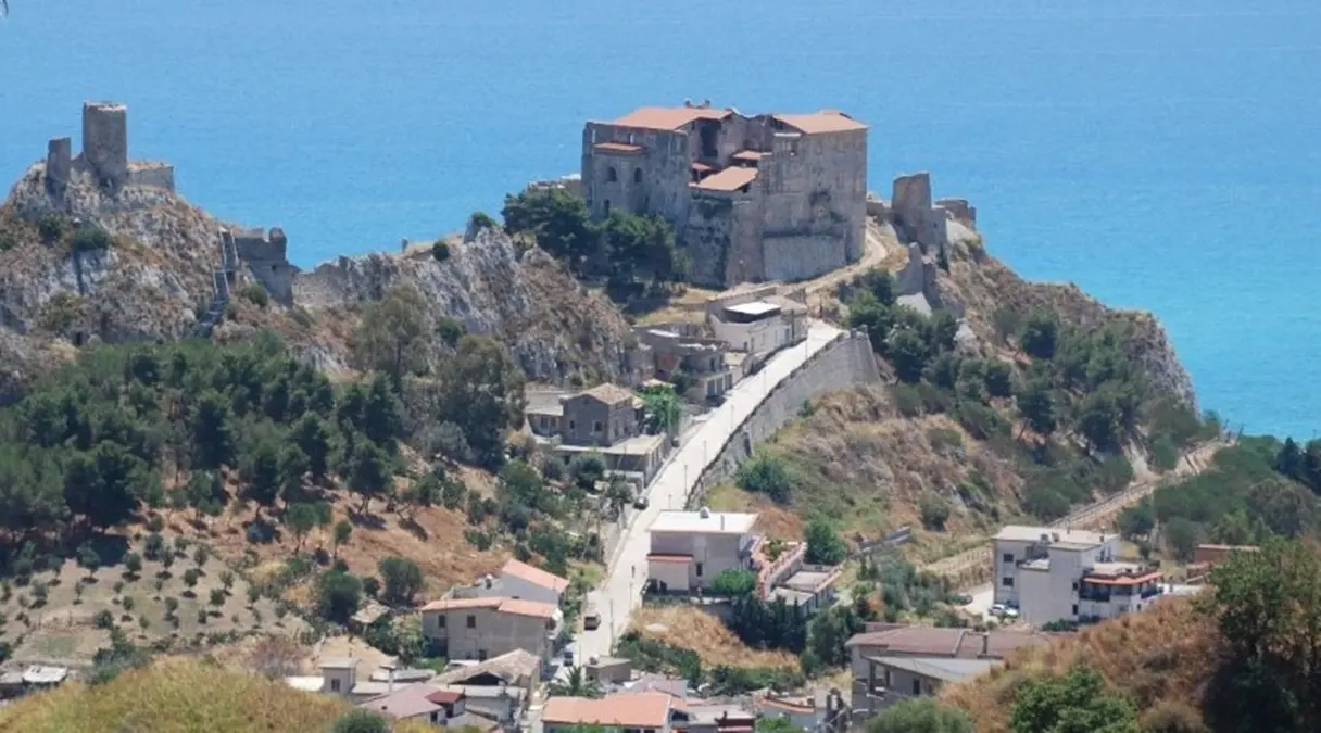 Crisi energetica, “Roccella Bene Comune”: «Spegnere l’illuminazione del Castello»
