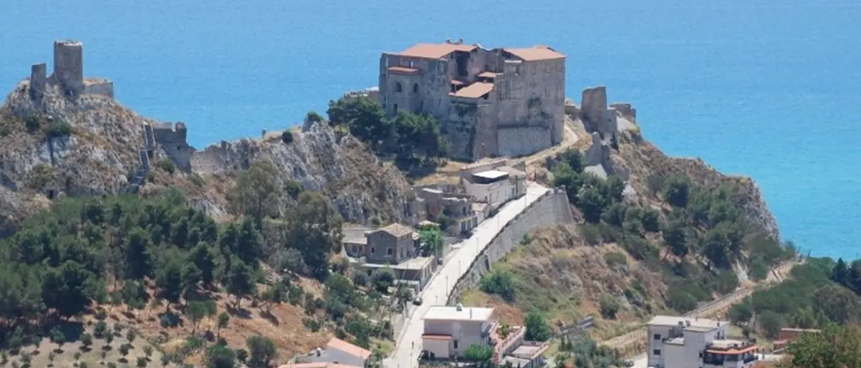 Crisi energetica, “Roccella Bene Comune”: «Spegnere l’illuminazione del Castello»