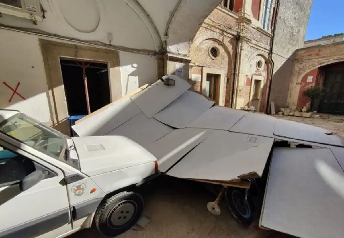Non può entrare in Comune perché senza Green pass, 50enne prende l'auto e sfonda il portone