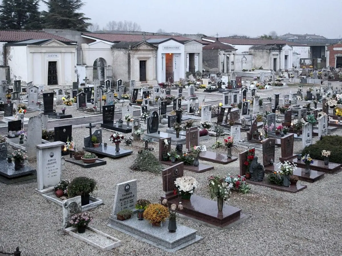Muore d'infarto sulla tomba del marito nel giorno di San Valentino