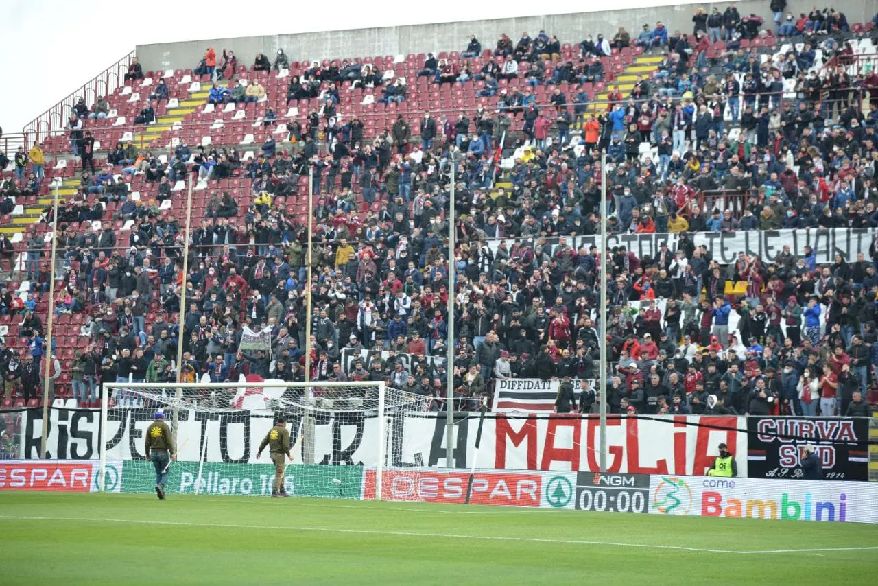 Reggina, non pagati INPS e IRPEF. Club al lavoro per proroga: il punto