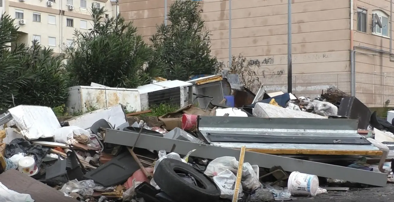 Reggio, il comitato di Arghillà: «Il 90% dei rifiuti per strada sono portati da fuori. Servono maggiori controlli» - VIDEO