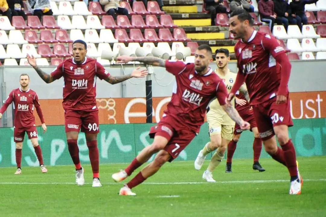 Reggina, testa alla Cremonese: Menez e Denis verso il recupero