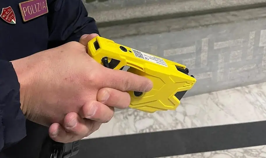Reggio, da oggi taser operativi anche per gli operatori delle volanti di Polizia