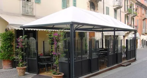 Cosenza, ridotto il canone per i tavolini: l’opposizione rivendica la vittoria e accusa la Giunta Caruso\n