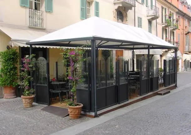 Cosenza, ridotto il canone per i tavolini: l’opposizione rivendica la vittoria e accusa la Giunta Caruso\n