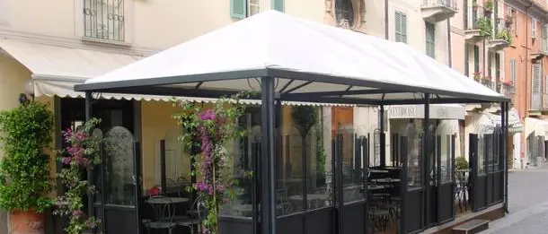 Cosenza, ridotto il canone per i tavolini: l’opposizione rivendica la vittoria e accusa la Giunta Caruso\n