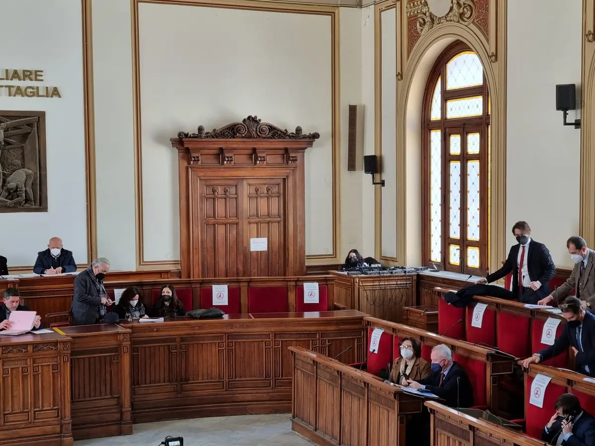 Rifiuti a Reggio, la maggioranza al Comune: «Nuova gestione regionale deve cambiare passo»