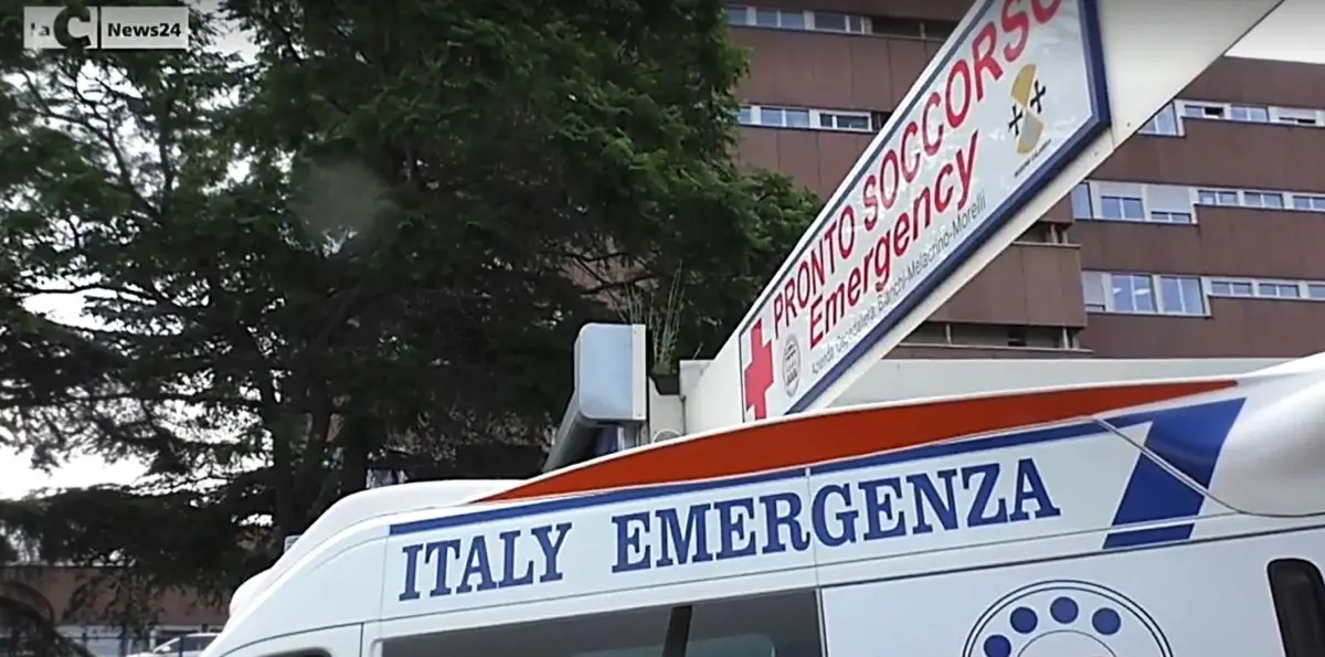 Incidente sul lungomare di Reggio, motociclista travolge una ventenne