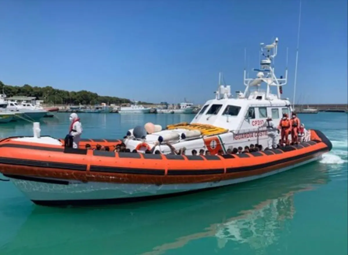 Roccella Jonica, arrivati al porto gli 85 migranti soccorsi su una barca a vela