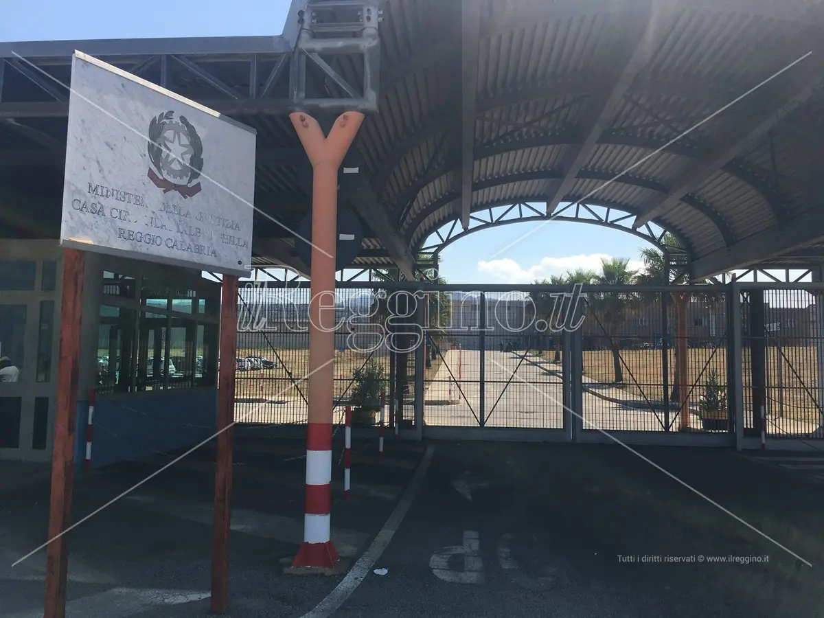 Carcere di Arghillà, il plauso del Cosp all Polizia Penitenziaria: «Sequestrati cellulari e sostanze stupefacenti»