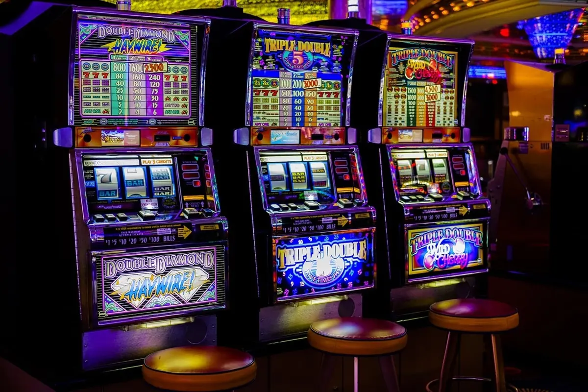 Regione, sale da gioco chiuse dalle 24 alle 9: la pezza della maggioranza non convince l’opposizione