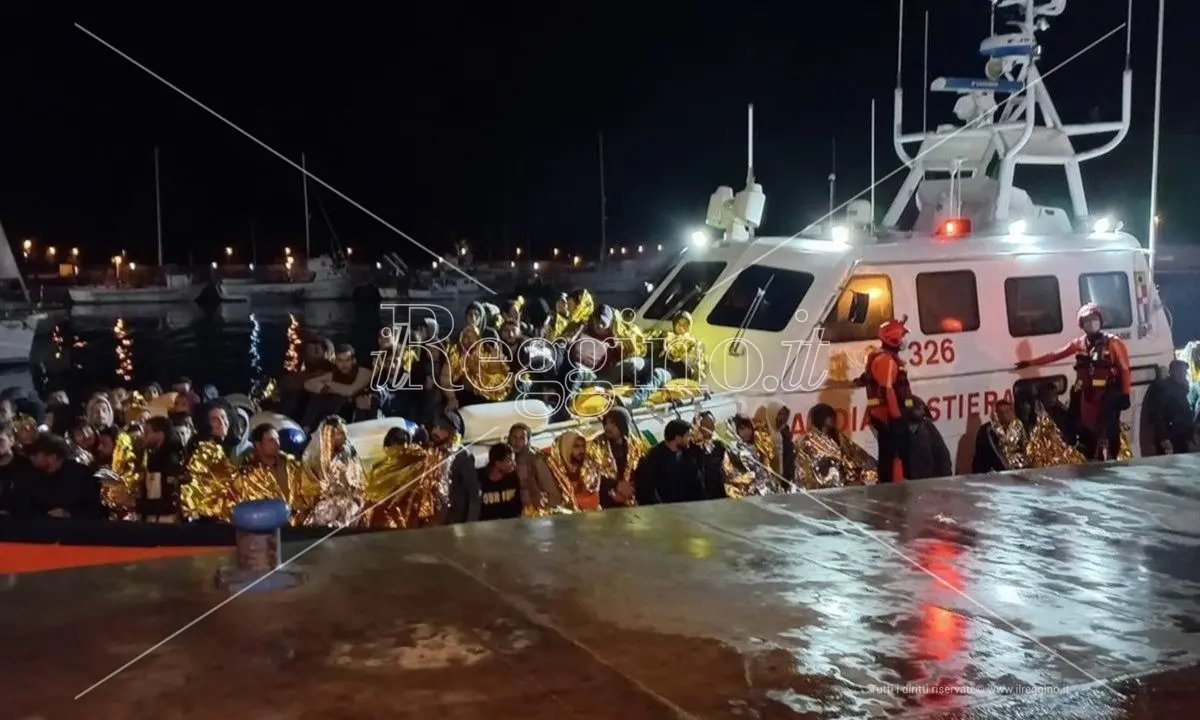 Sbarchi, soccorsi 92 migranti nella notte a Roccella Jonica: uno è ricoverato