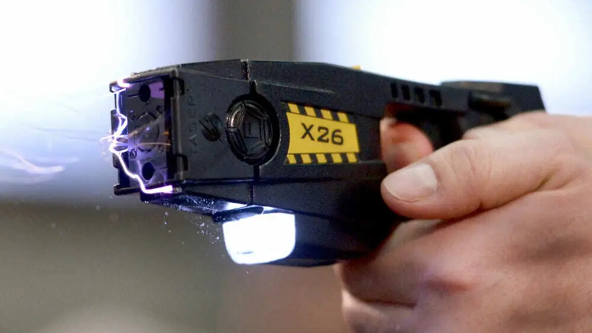 Reggio, dalla giunta via libera alla sperimentazione del Taser per la Polizia Locale