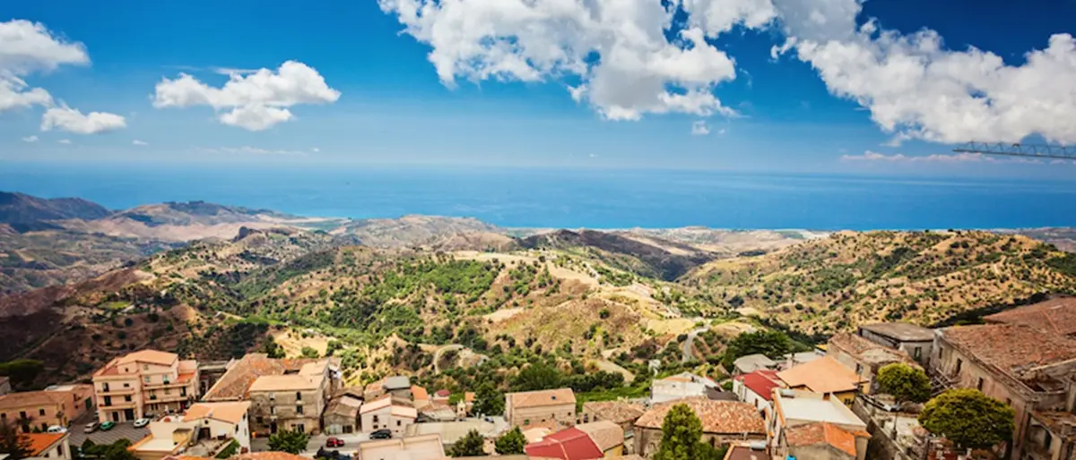 A Bova l'estate culturale inizia col botto: sabato due eventi tra letteratura e teatro