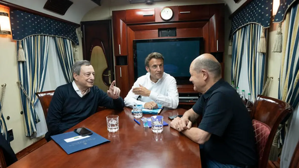 Il premier Mario Draghi, il presidente francese Emmanuel Macron e il cancelliere tedesco Olaf Scholz sono comparsi in alcuni scatti fotografici che li ritraggono insieme nel vagone di un treno. Si tratta del convoglio che li sta portando a Kiev, dove i tre leader Ue hanno in programma oggi di incontrare il presidente ucraino Volodymyr Zelensky. ANSA / FILIPPO ATTILI / UFFICIO STAMPA PALAZZO CHIGI , ANSA